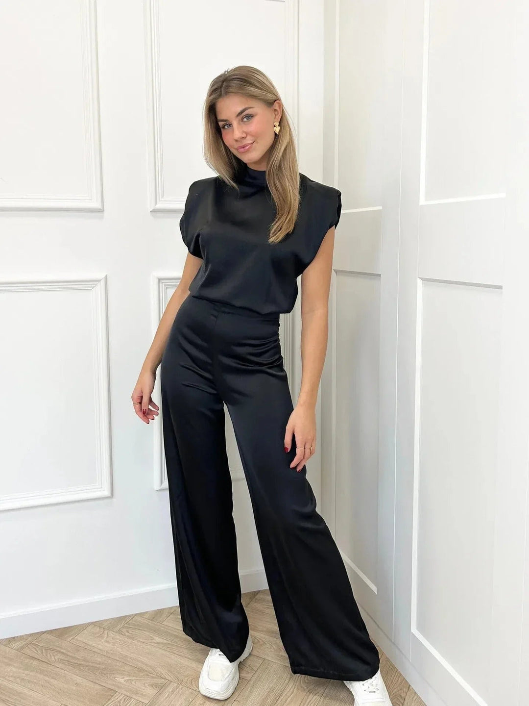 Women's Sleeveless Wide-Leg Satin Jumpsuit - Zwart
